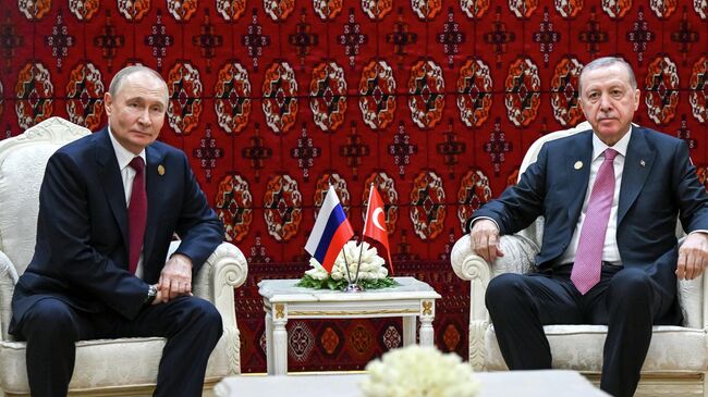Президент РФ Владимир Путин и президент Турции Реджеп Тайип Эрдоган во время встречи в Ашхабаде
