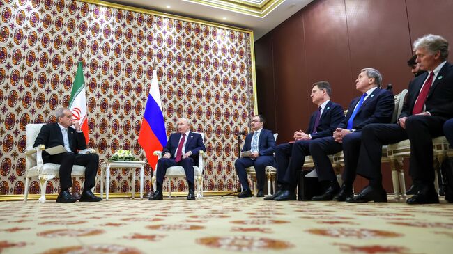 Президент РФ Владимир Путин и президент Ирана Масуд Пезешкиан во время встречи в Ашхабаде. 12 декабря 2025