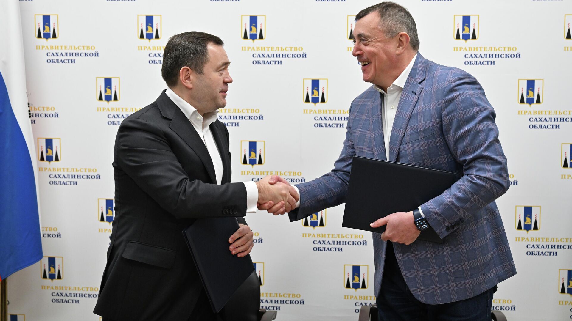 Председатель ПСБ Петр Фрадков и губернатор Сахалинской области Валерий Лимаренко - РИА Новости, 1920, 12.12.2025