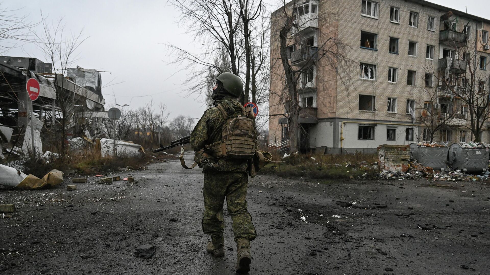 Военнослужащий группировки войск Центр в Красноармейске в ДНР Военнослужащий группировки войск Центр в Красноармейске в ДНР - РИА Новости, 1920, 16.12.2025