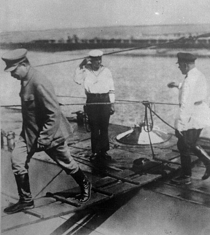 И.В. Сталин на борту подводной лодки Декабрист в 1933-м году И.В. Сталин на борту подводной лодки Декабрист в 1933-м году - РИА Новости, 1920, 13.12.2025