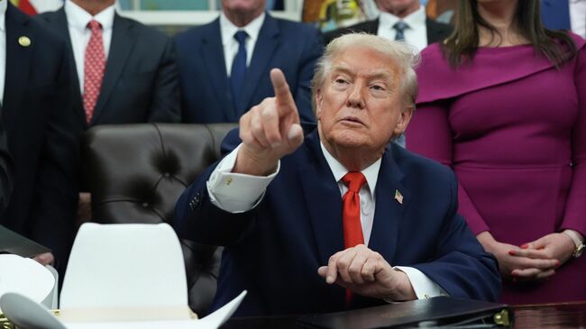 Президент США Дональд Трамп на встрече с членами мужской сборной США по хоккею 1980 года