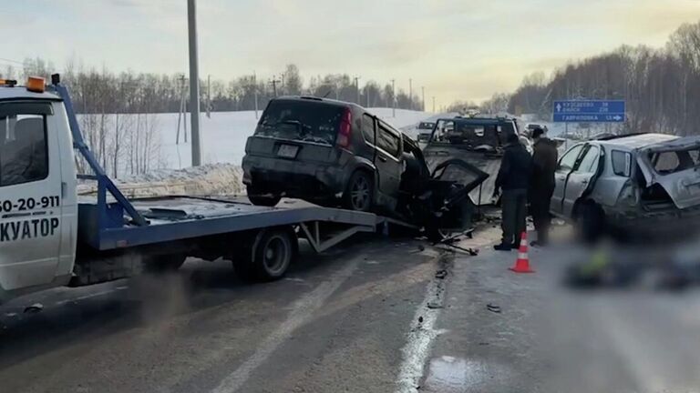 Последствия ДТП на трассе в Кузбассе