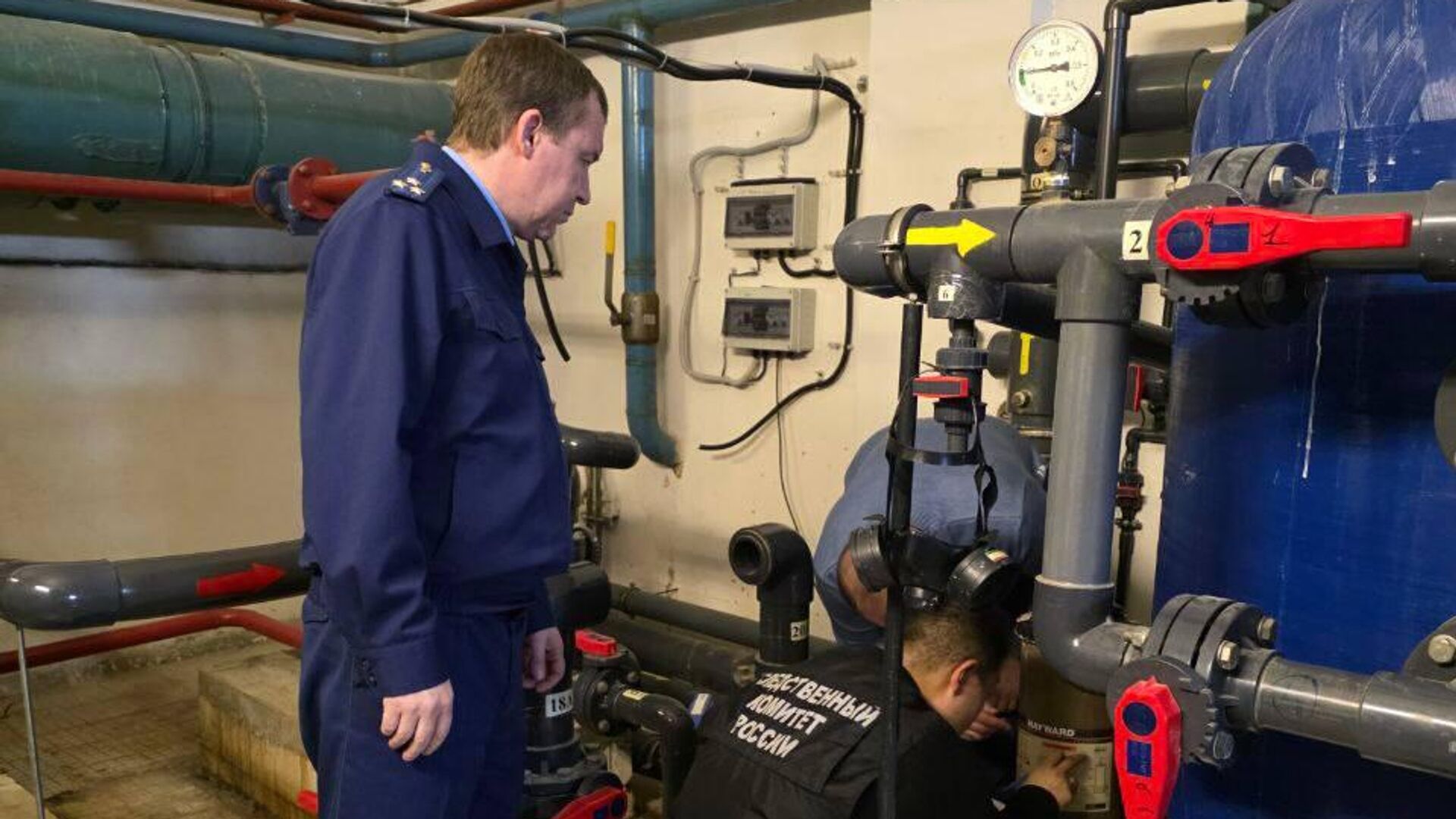 Работа СК РФ на месте происшествия, где дети получили химические ожоги глаз легкой степени в плавательном бассейне спортивной школы в Нерюнгри в Якутии - РИА Новости, 1920, 13.12.2025