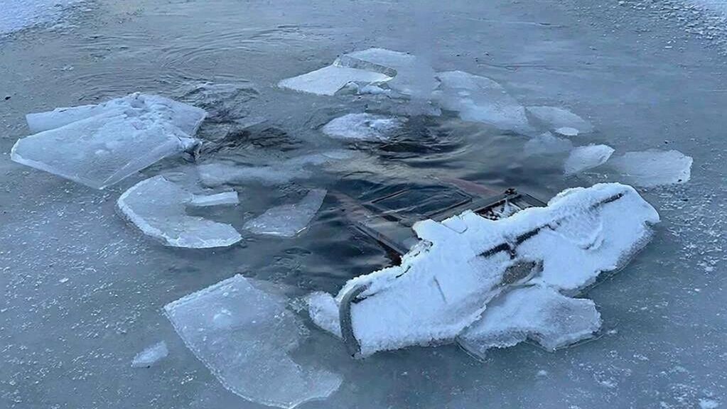 На месте происшествия, где два человека на снегоходе провалились под лед рядом с селом Буб в Пермском крае - РИА Новости, 1920, 13.12.2025