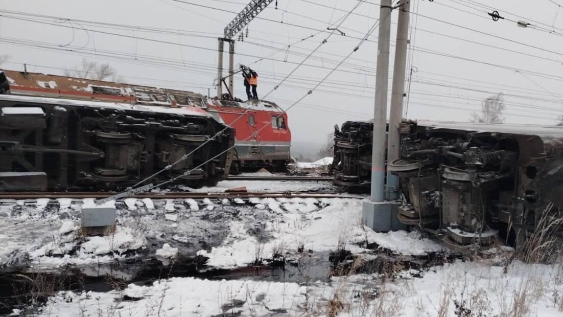 Последствия столкновения локомотива с грузовым поездом в Пензенской области  - РИА Новости, 1920, 13.12.2025