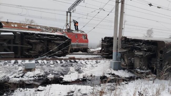Последствия столкновения локомотива с грузовым поездом в Пензенской области 
