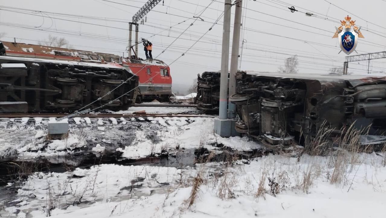 Последствия столкновения локомотива с грузовым поездом в Пензенской области  - РИА Новости, 1920, 14.12.2025