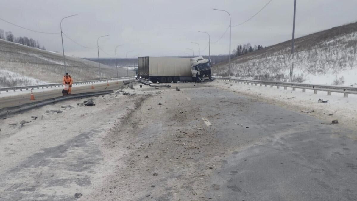Последствия ДТП на 1249-м километре трассы М-12 Восток. 13 декабря 2025 - РИА Новости, 1920, 13.12.2025