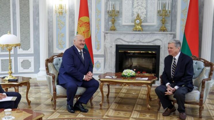 Президент Белоруссии Александр Лукашенко и спецпосланник США в Белорусси Джон Коул во время встречи в Минске - РИА Новости, 1920, 13.12.2025