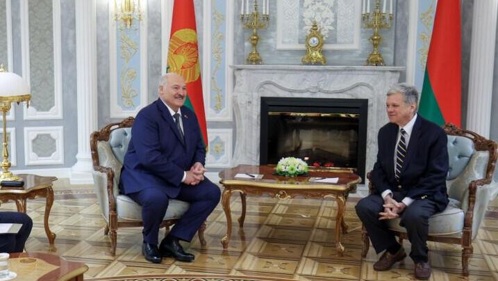 Президент Белоруссии Александр Лукашенко и спецпосланник США в Белорусси Джон Коул во время встречи в Минске - РИА Новости, 1920, 13.12.2025