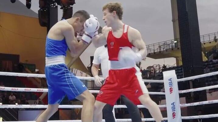Поединок Вячеслава Рогозина и Сакена Бибосынова на чемпионате мира по боксу в Дубае - РИА Новости, 1920, 13.12.2025