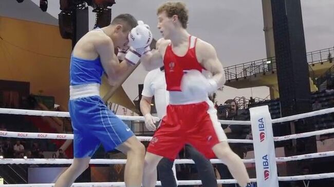 Поединок Вячеслава Рогозина и Сакена Бибосынова на чемпионате мира по боксу в Дубае