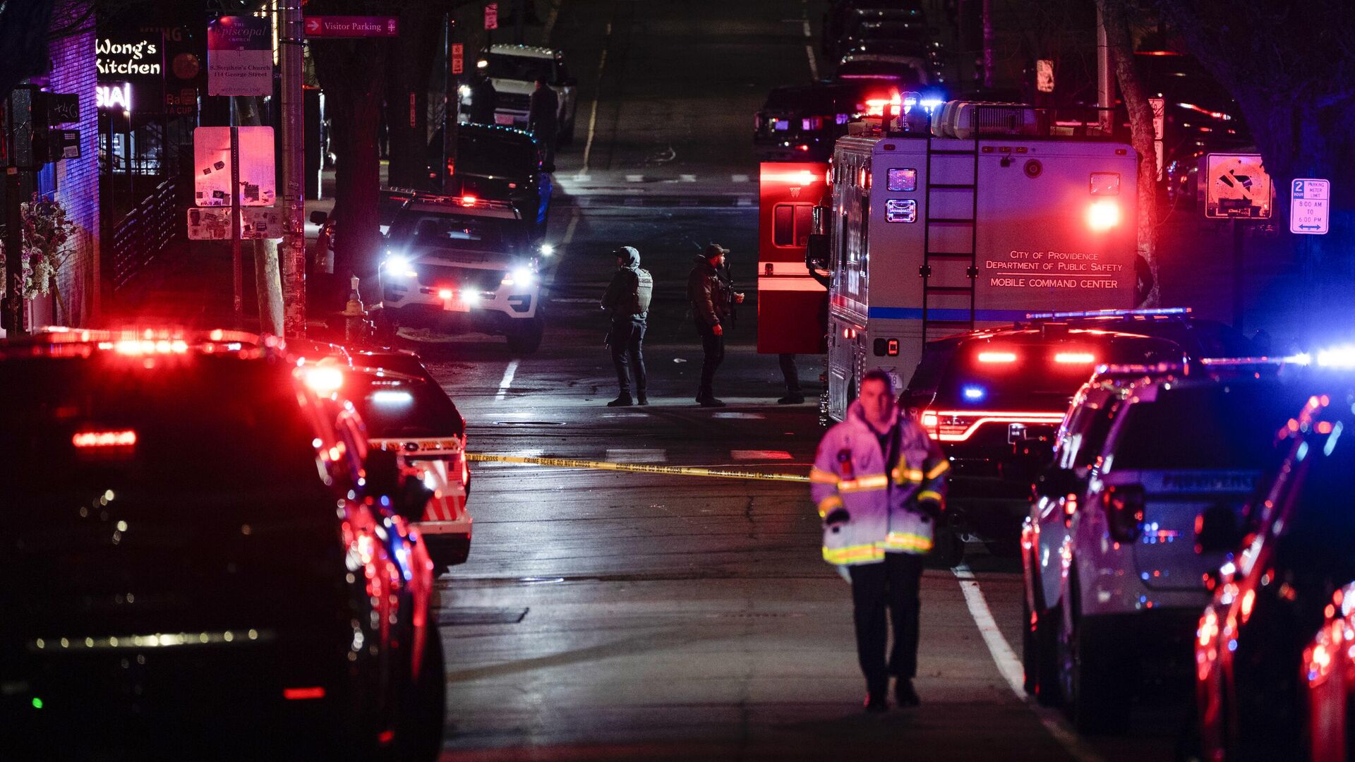 Сотрудники экстренных служб возле Брауновского университета в Провиденсе, штат Род-Айленд Сотрудники экстренных служб возле Брауновского университета в Провиденсе, штат Род-Айленд - РИА Новости, 1920, 14.12.2025