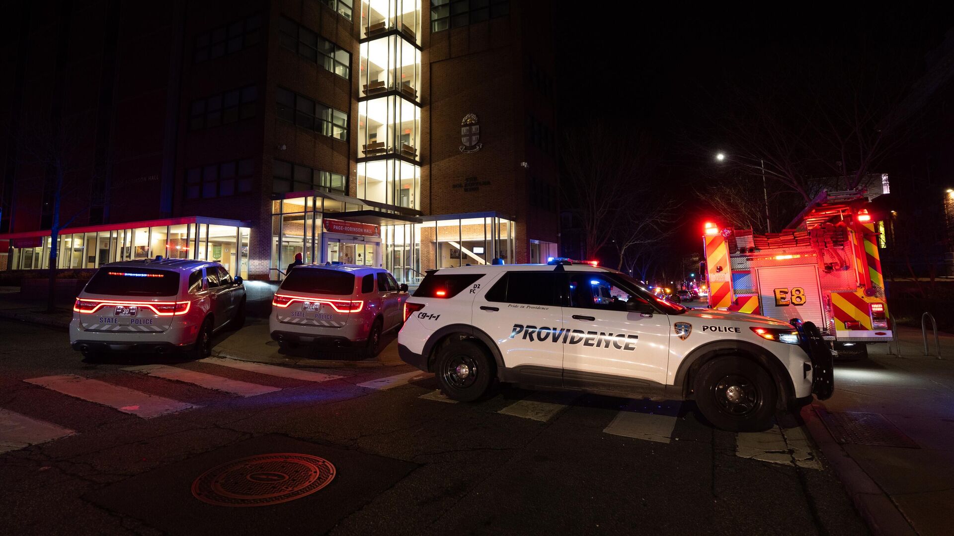 Экстренные службы на месте стрельбы в Брауновском университете в Провиденсе, штат Род-Айленд - РИА Новости, 1920, 14.12.2025