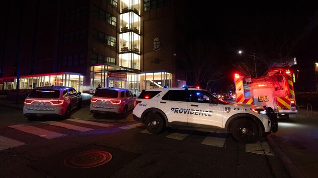 Экстренные службы на месте стрельбы в Брауновском университете в Провиденсе, штат Род-Айленд