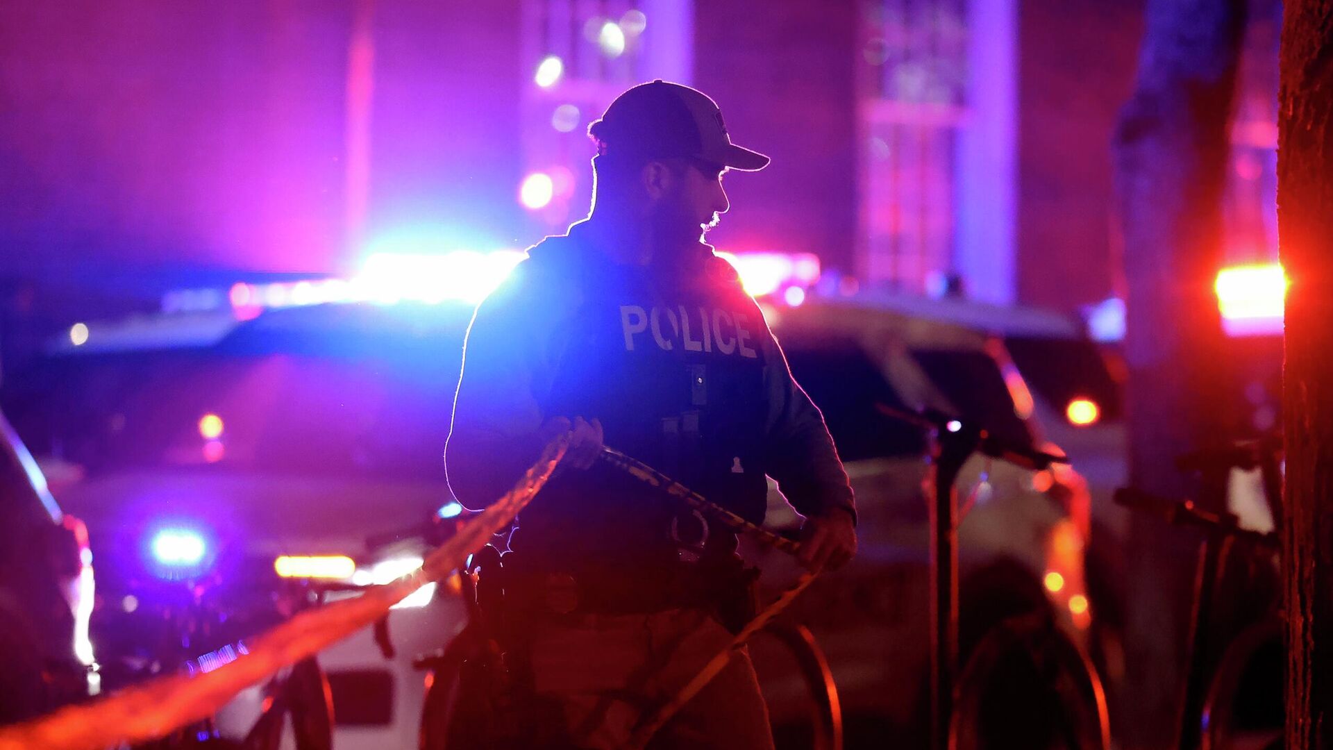 Сотрудник полиции на месте стрельбы в Брауновском университете в Провиденсе, штат Род-Айленд Сотрудник полиции на месте стрельбы в Брауновском университете в Провиденсе, штат Род-Айленд - РИА Новости, 1920, 14.12.2025