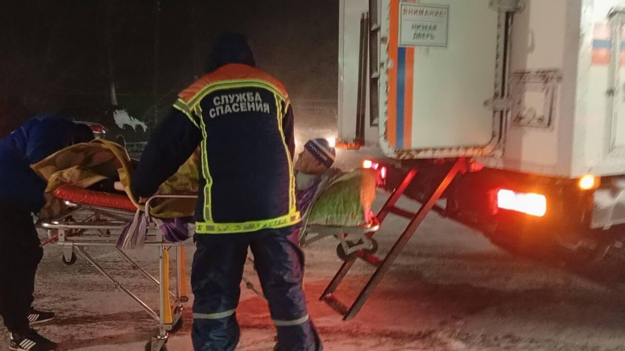 Эвакуация пациентов из автомобиля скорой медицинской помощи, застрявшего из-за метели на трассе в Энгельсском районе Саратовской области. 13 декабря 2025 - РИА Новости, 1920, 13.12.2025