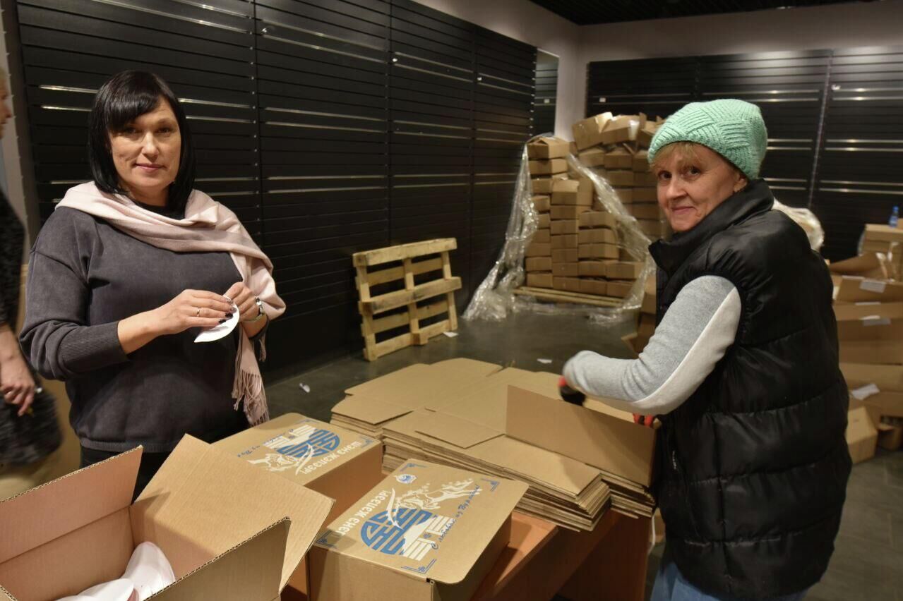 Волонтеры Бурятии отправили фуры с новогодними подарками бойцам на СВО - РИА Новости, 1920, 14.12.2025