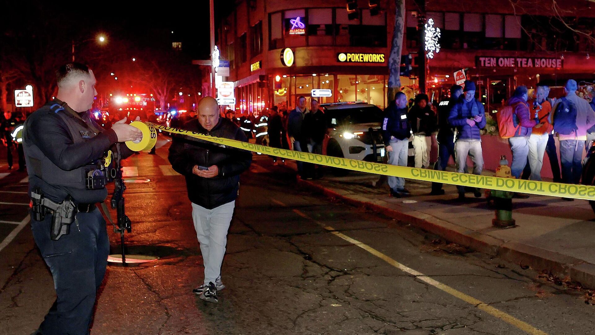 Экстренные службы на месте стрельбы в Брауновском университете в Провиденсе, штат Род-Айленд - РИА Новости, 1920, 17.12.2025