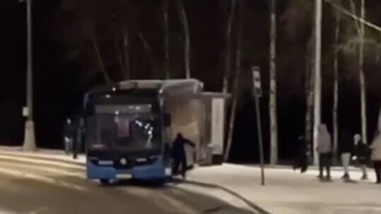 Электробус в Москве начал движение без водителя из-за технической неисправности - РИА Новости, 1920, 13.12.2025