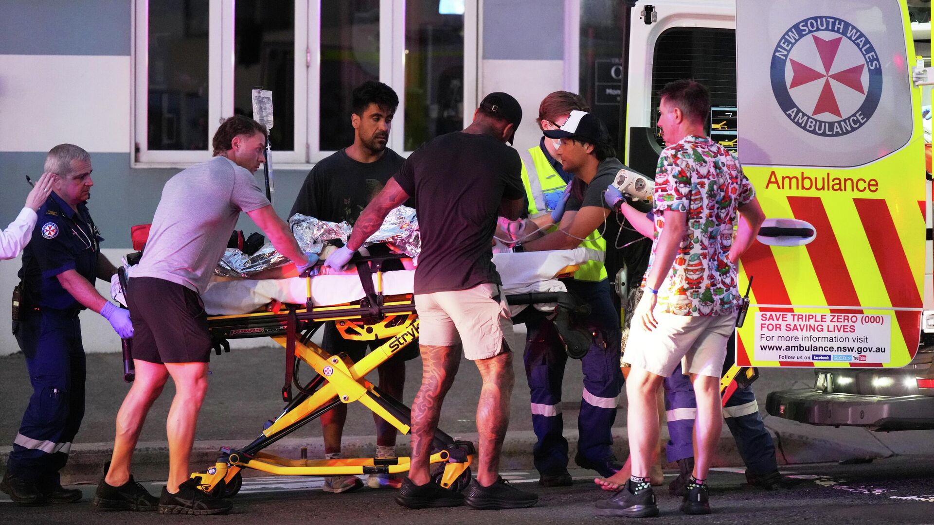 Сотрудники экстренных служб транспортируют раненного во время стрельбы на пляже Бондай в Сиднее Сотрудники экстренных служб транспортируют раненного во время стрельбы на пляже Бондай в Сиднее - РИА Новости, 1920, 15.12.2025