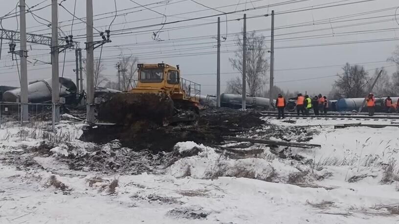 Восстановительные работы на станции Чаис, где произошло столкновение локомотива с грузовым поездом Восстановительные работы на станции Чаис, где произошло столкновение локомотива с грузовым поездом - РИА Новости, 1920, 14.12.2025