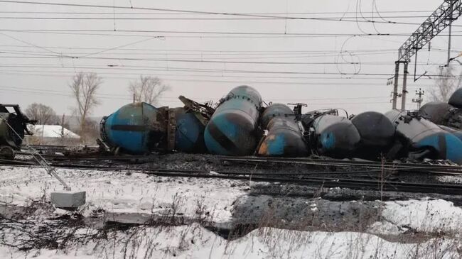 Последствия столкновения локомотива с грузовым поездом на станции Чаис в Пензенской области