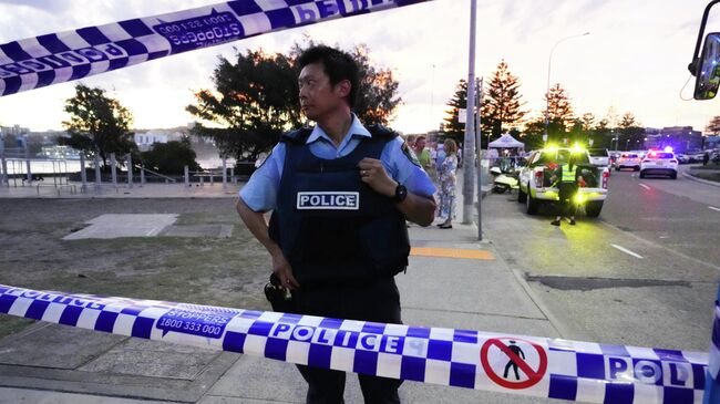 Полиция оцепила территорию на пляже Бондай после стрельбе в Сиднее