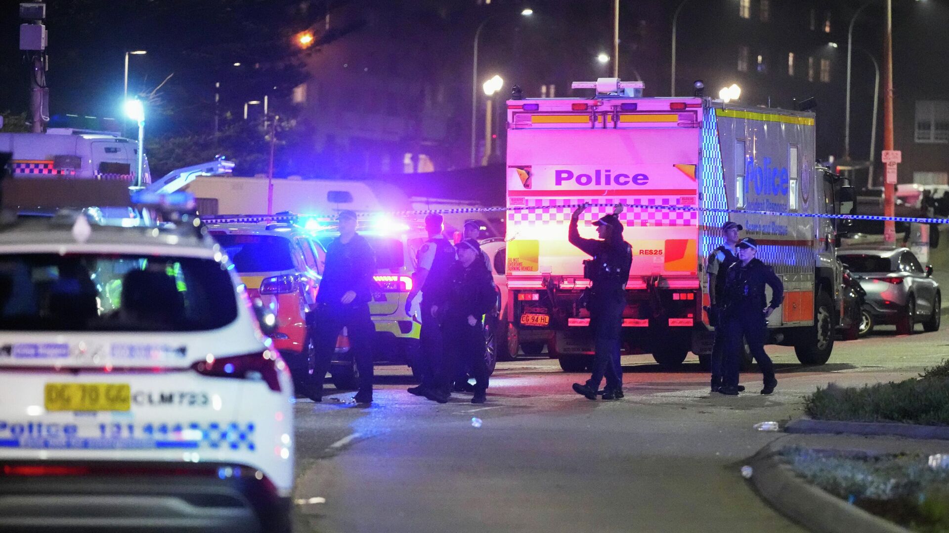 Полиция на месте стрельбы на пляже Бондай в Сиднее - РИА Новости, 1920, 15.12.2025