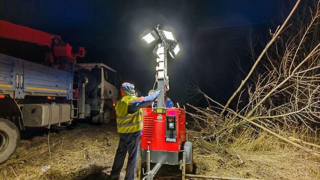 Специалисты восстанавливают электроснабжение в районах Ростовской области, пострадавших от сильного штормового ветра