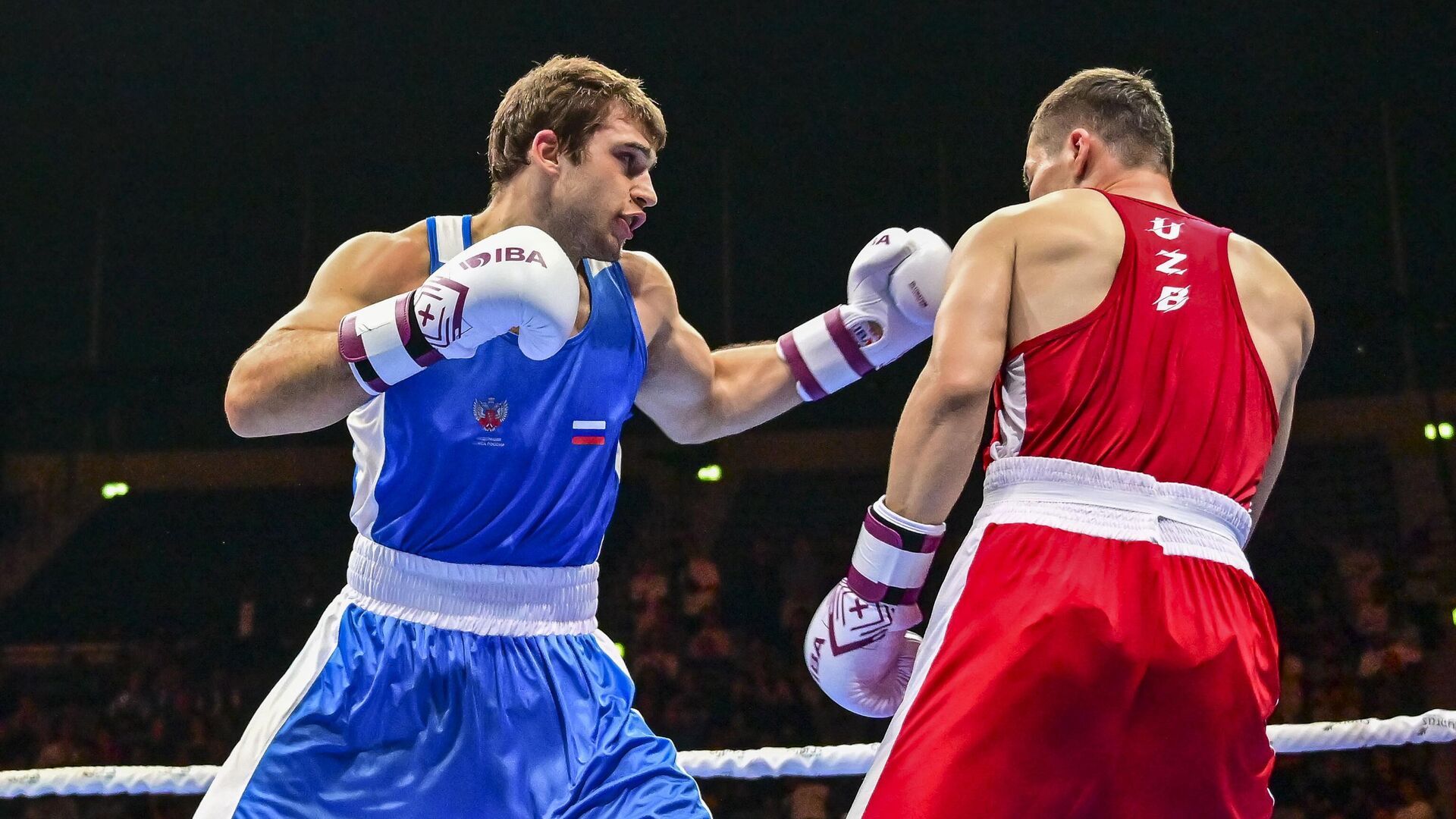 Россиянин Давид Суров и Арман Маханов из Узбекистана во время боя на чемпионате мира по боксу Россиянин Давид Суров и Арман Маханов из Узбекистана во время боя на чемпионате мира по боксу - РИА Новости, 1920, 14.12.2025