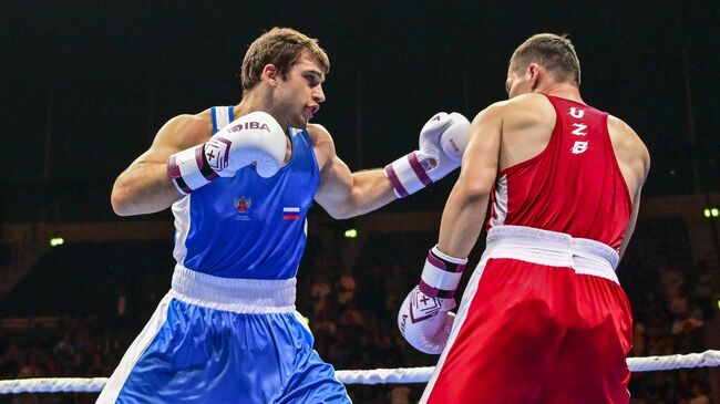 Россиянин Давид Суров и Арман Маханов из Узбекистана во время боя на чемпионате мира по боксу Россиянин Давид Суров и Арман Маханов из Узбекистана во время боя на чемпионате мира по боксу