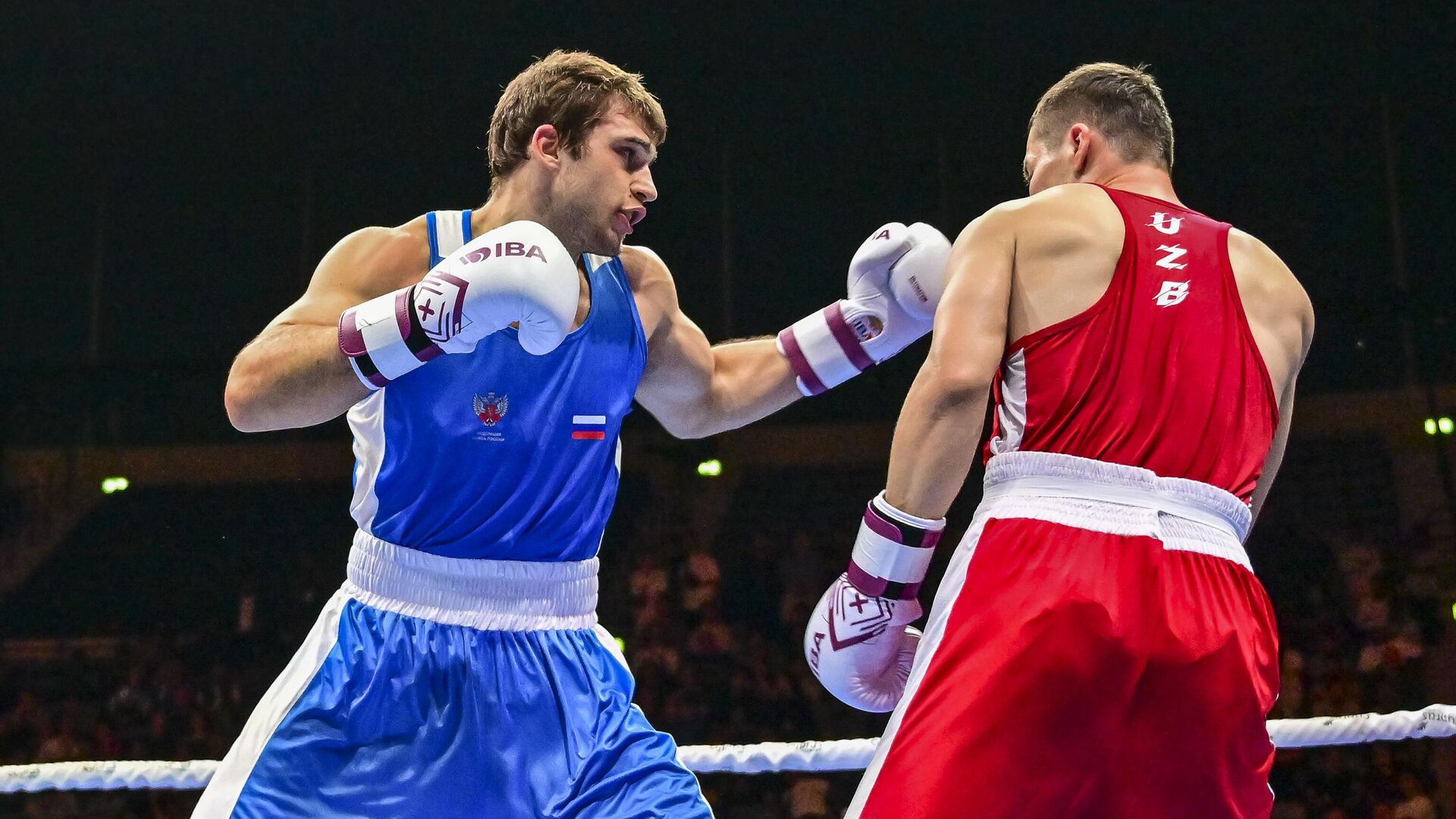 Россиянин Давид Суров и Арман Маханов из Узбекистана во время боя на чемпионате мира по боксу Россиянин Давид Суров и Арман Маханов из Узбекистана во время боя на чемпионате мира по боксу - РИА Новости, 1920, 14.12.2025