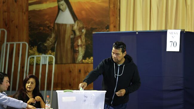 Голосование на избирательном участке во время президентских выборов в Чили. 14 декабря 2025