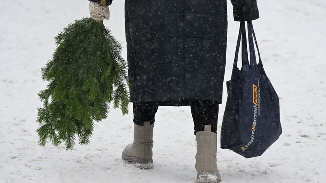 Покупательница на елочном базаре