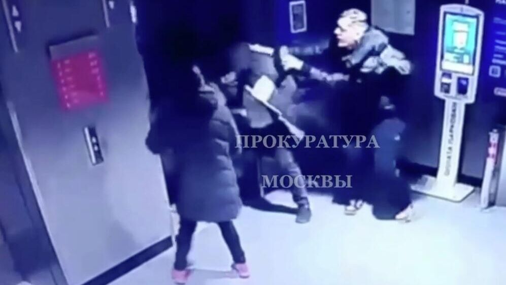 Мошенники под видом сотрудников почты заставили мужчину и женщину напасть на другого мужчину, снимавшего деньги у банкомата - РИА Новости, 1920, 14.12.2025