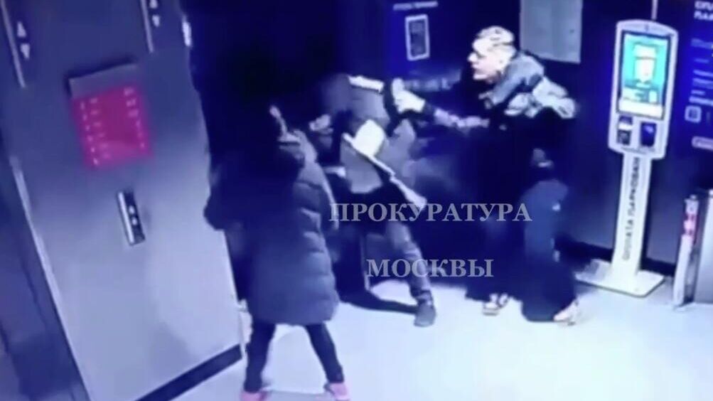 Мошенники под видом сотрудников почты заставили мужчину и женщину напасть на другого мужчину, снимавшего деньги у банкомата - РИА Новости, 1920, 14.12.2025