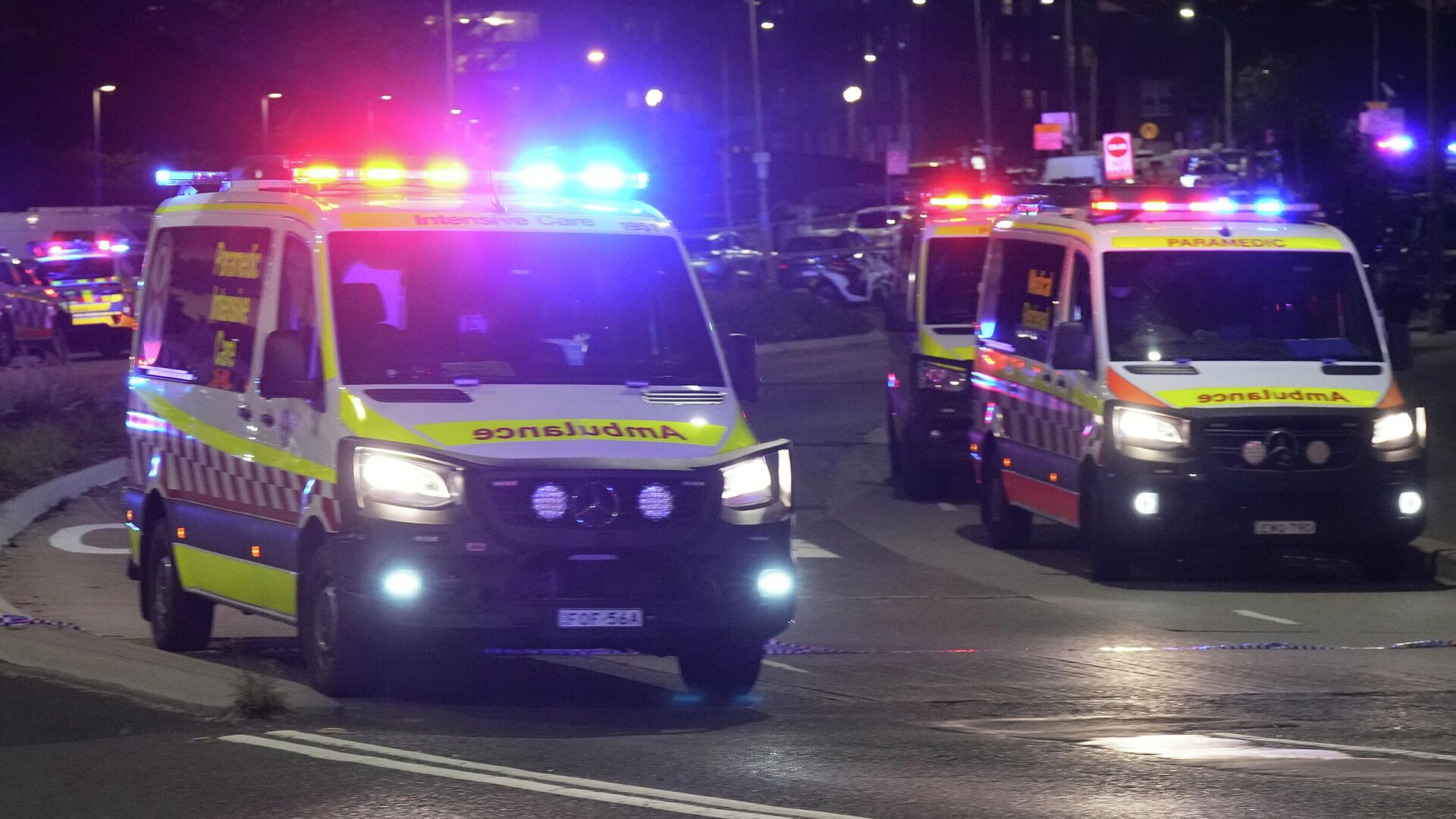 Автомобили скорой помощи на месте массовой стрельбы на пляже Бондай в Сиднее Автомобили скорой помощи на месте массовой стрельбы на пляже Бондай в Сиднее - РИА Новости, 1920, 15.12.2025