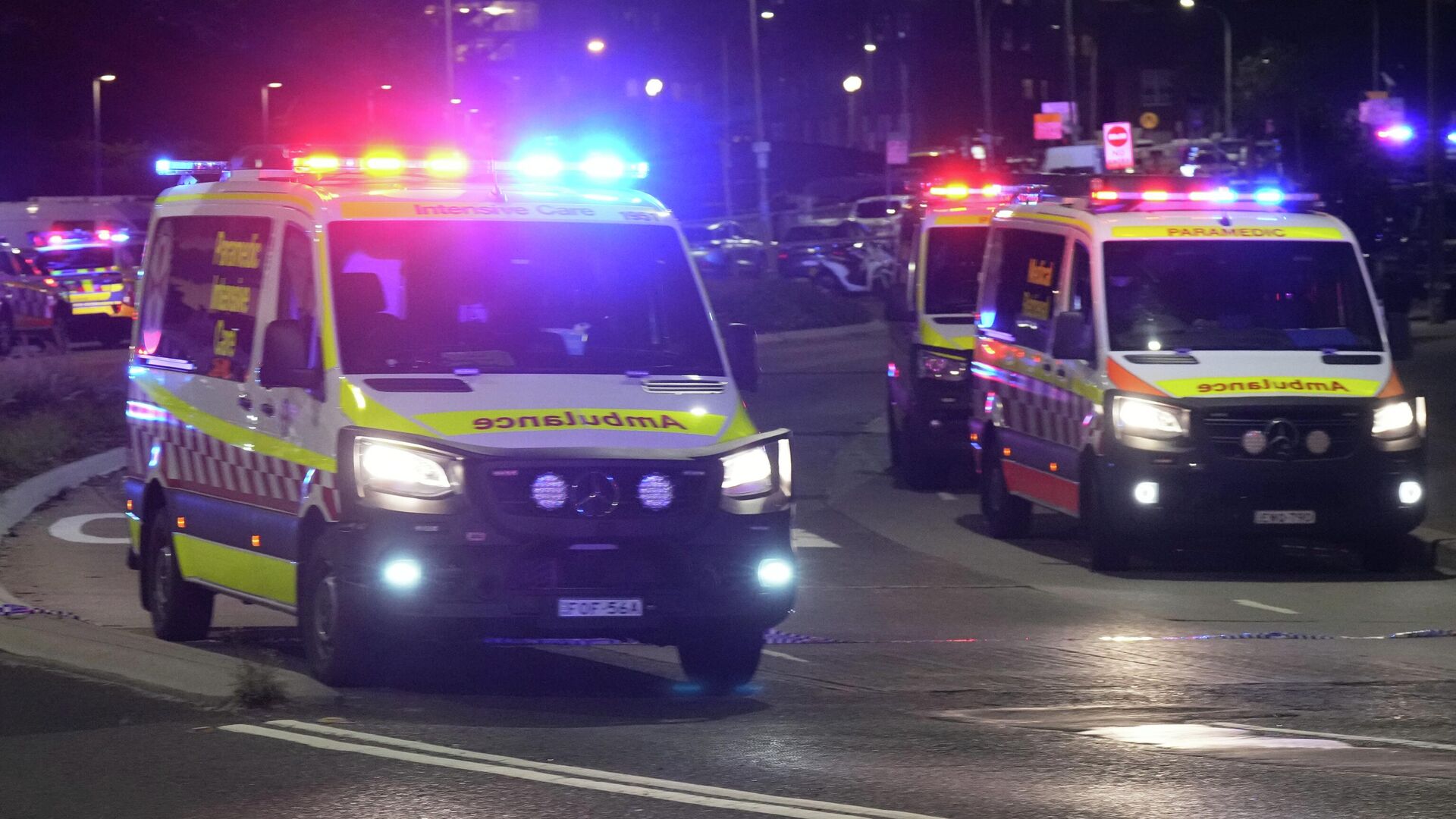 Автомобили скорой помощи на месте массовой стрельбы на пляже Бондай в Сиднее - РИА Новости, 1920, 15.12.2025