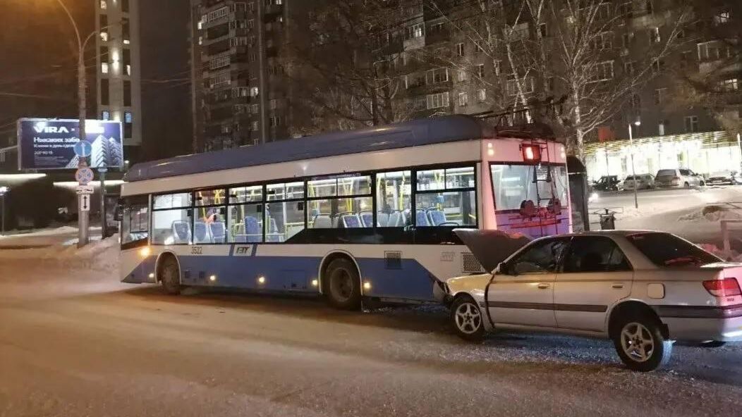 Место происшествия, где водитель легковой Toyota Carina в Новосибирске у остановки общественного транспорта столкнулся с троллейбусом - РИА Новости, 1920, 14.12.2025