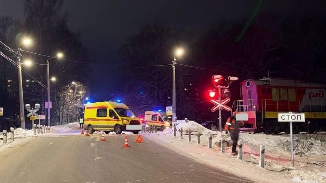 В Кирове скорая столкнулась с тепловозом на железнодорожном переезде