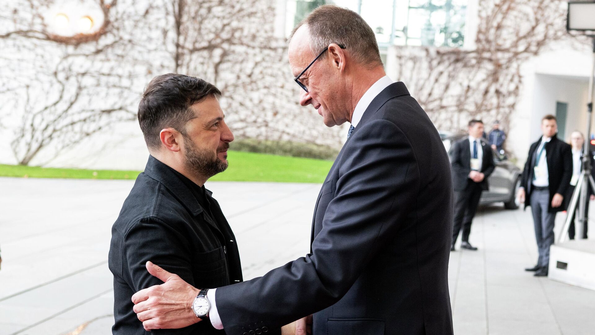 Фридрих Мерц и Владимир Зеленский во время встречи в Берлине - РИА Новости, 1920, 15.12.2025