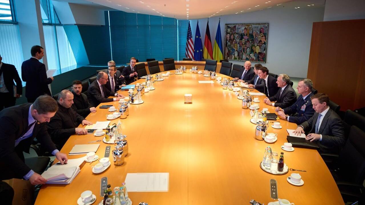 Переговоры по украинскому урегулированию при участии Стива Уиткоффа, Джареда Кушнера и Владимира Зеленского в Берлине Переговоры по украинскому урегулированию при участии Стива Уиткоффа, Джареда Кушнера и Владимира Зеленского в Берлине - РИА Новости, 1920, 15.12.2025