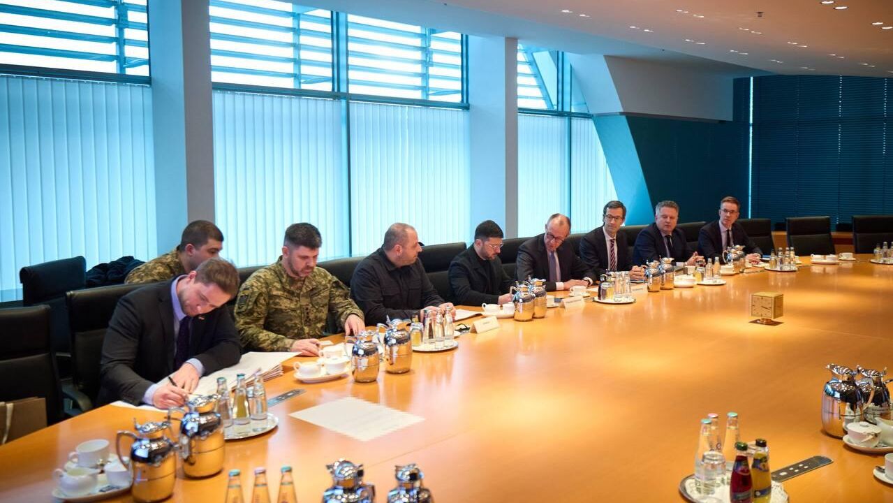 Переговоры по украинскому урегулированию при участии Стива Уиткоффа, Джареда Кушнера и Владимира Зеленского в Берлине Переговоры по украинскому урегулированию при участии Стива Уиткоффа, Джареда Кушнера и Владимира Зеленского в Берлине - РИА Новости, 1920, 15.12.2025