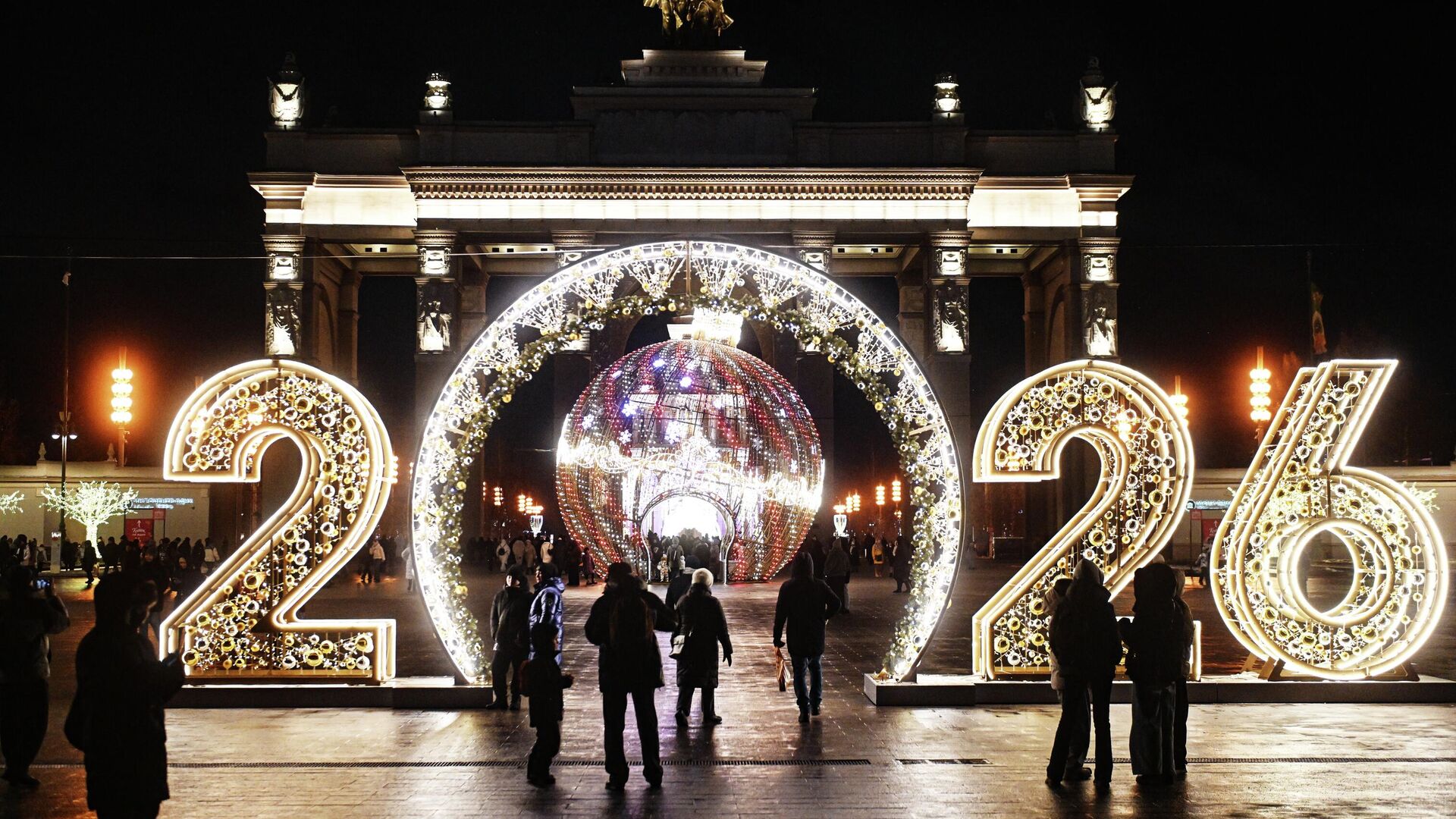 Праздничная иллюминация и 12-метровый световой шар у главного входа на ВДНХ в Москве - РИА Новости, 1920, 19.12.2025