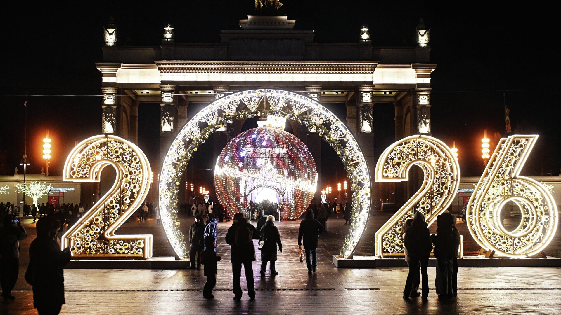 Праздничная иллюминация и 12-метровый световой шар у главного входа на ВДНХ в Москве - РИА Новости, 1920, 19.12.2025