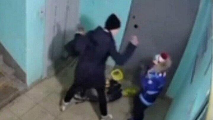 Кадр видео, на котором мать избивает сына в подъезде дома в Уфе - РИА Новости, 1920, 15.12.2025