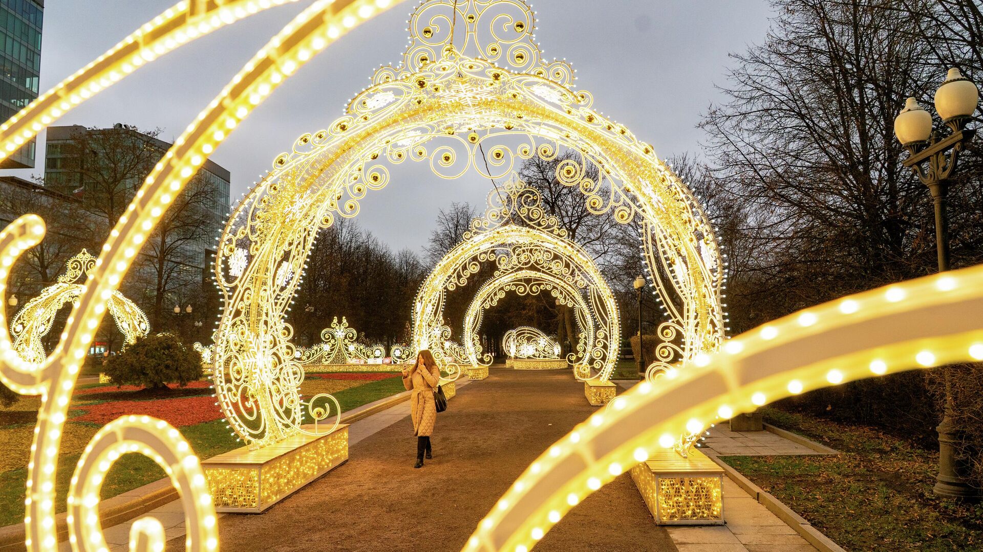 Праздничные новогодние арки в Москве Праздничные новогодние арки в Москве - РИА Новости, 1920, 15.12.2025