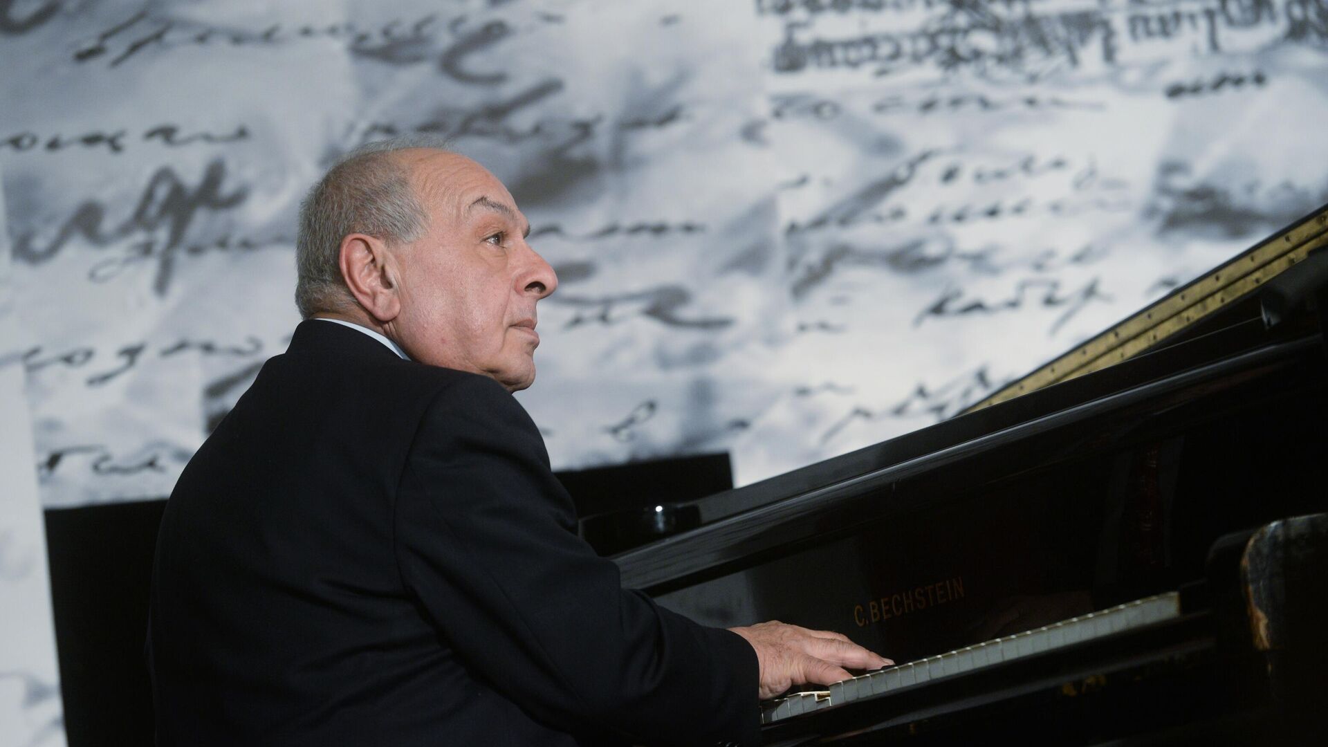 Народный артист России Левон Оганезов Народный артист России Левон Оганезов - РИА Новости, 1920, 15.12.2025